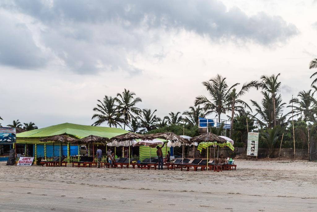 Pele'S Windsong Wood Cottage On The Beach Бенаулим Экстерьер фото