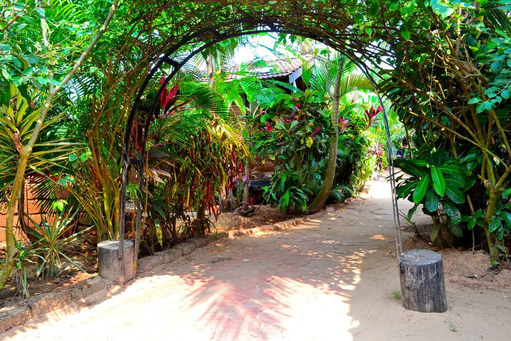 Pele'S Windsong Wood Cottage On The Beach Бенаулим Экстерьер фото